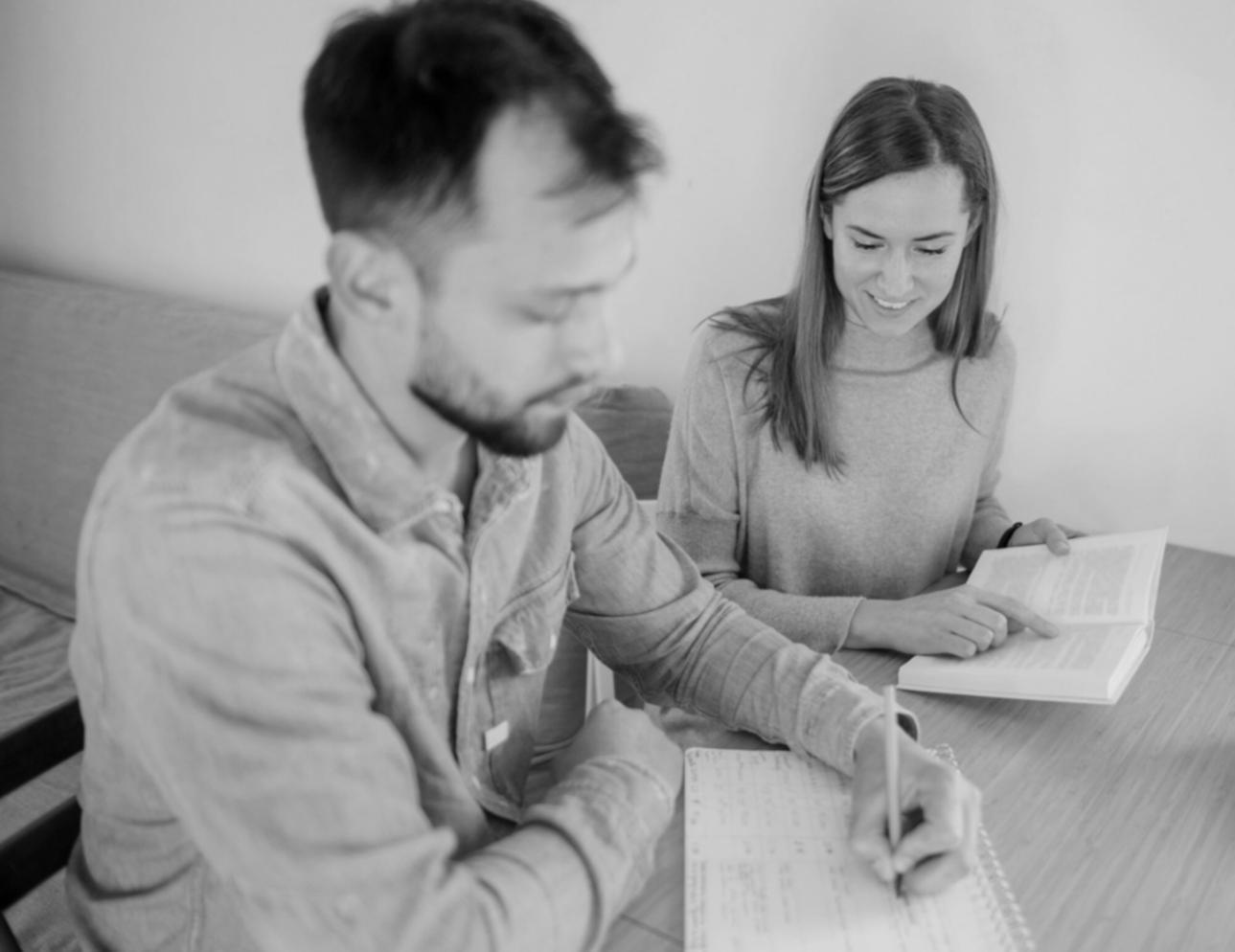 Person arbeitet entspannt am Schreibtisch mit Finanzunterlagen